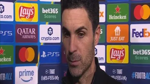 约基奇盛装出席直面湖人挑战，面容严肃气势非凡